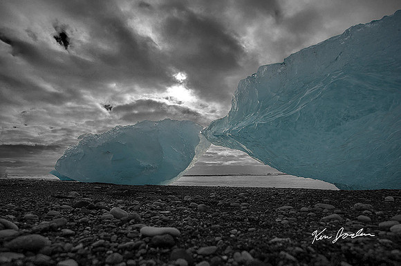 Kissing Iceberg's Iceland